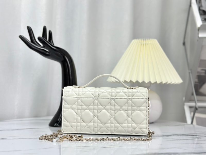20221212_i1670826322_4087_2_jpg LADY 21 CHAIN BAG IN WHITE LAMBSKIN