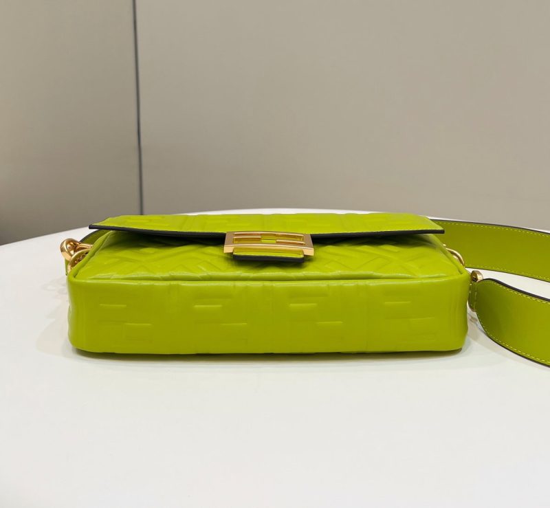 20221228_i1672214275_8587_3_jpg_70bd73f6-fcff-4055-a476-bbebd1b9e0a0 BAGUETTE WITH FF MOTIF 27 IN LIMERICK SOFT LAMBSKIN GOLD HARDWARE