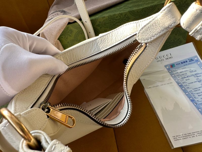 20221228_i1672222212_3436_6_jpg SHOULDER BAG 25 IN WHITE LAMBSKIN GOLD HARDWARE