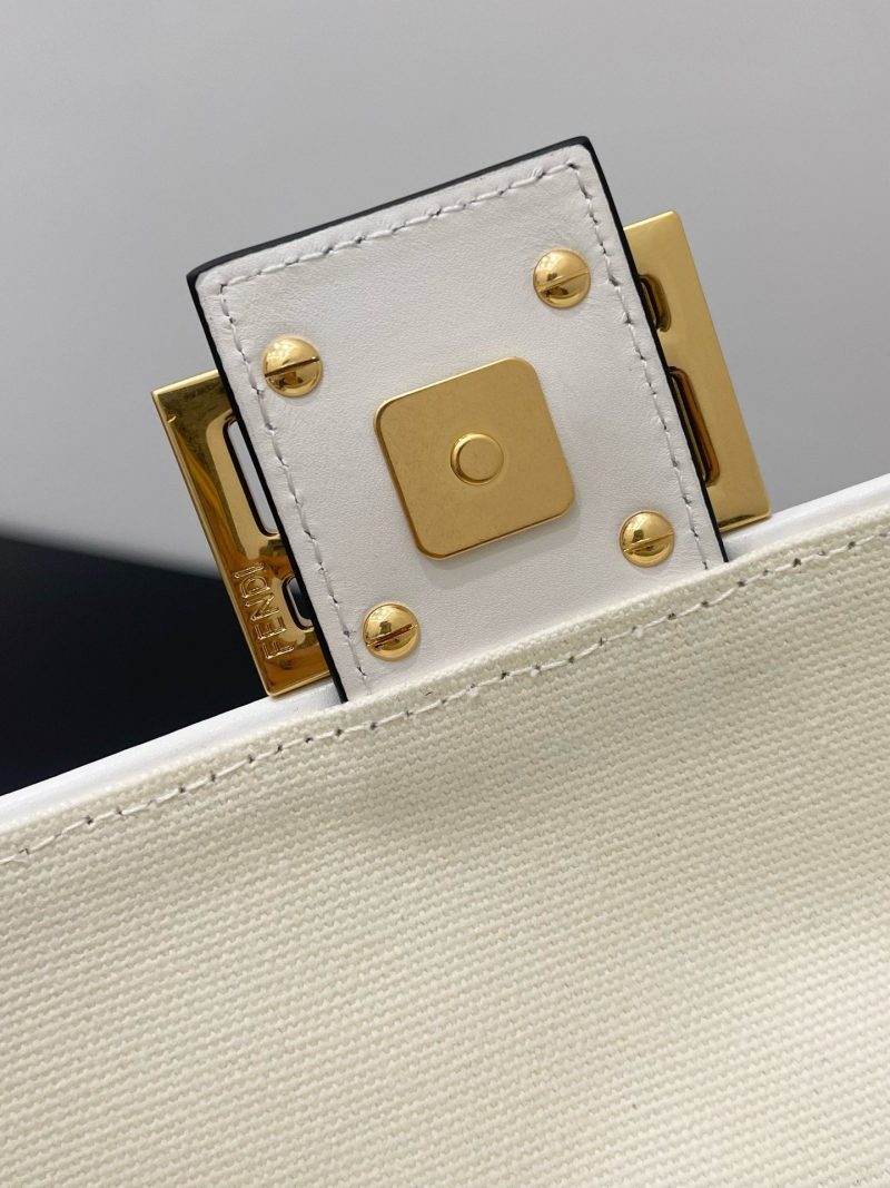 FendiI 26 BAGUETTE WHITE NAPPA LEATHER BAG WITH GOLD HARDWARE