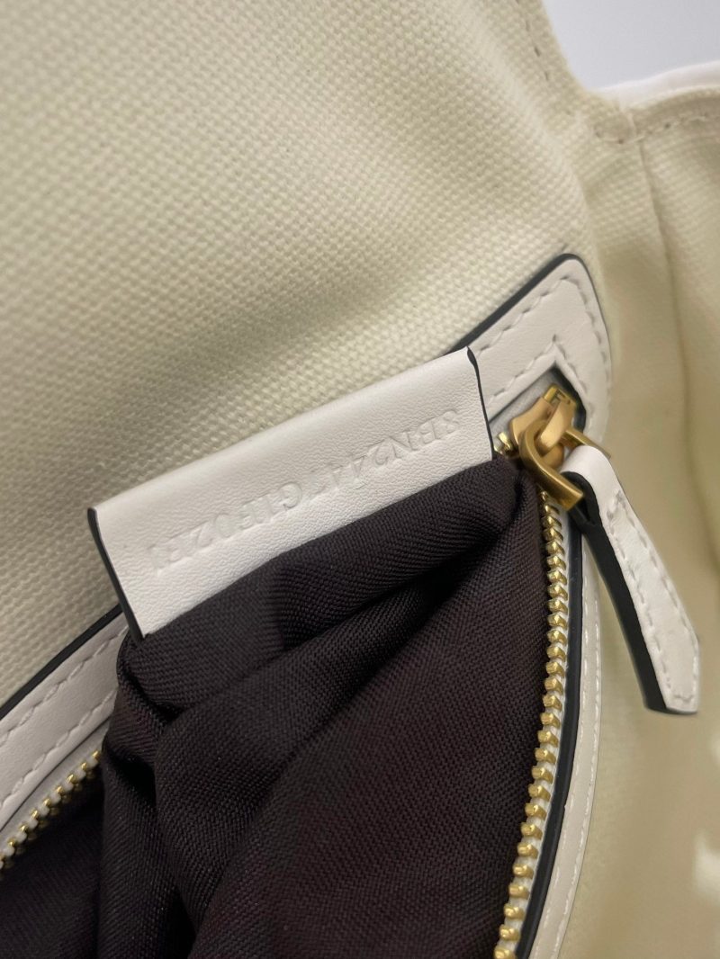 FendiI 26 BAGUETTE WHITE NAPPA LEATHER BAG WITH GOLD HARDWARE