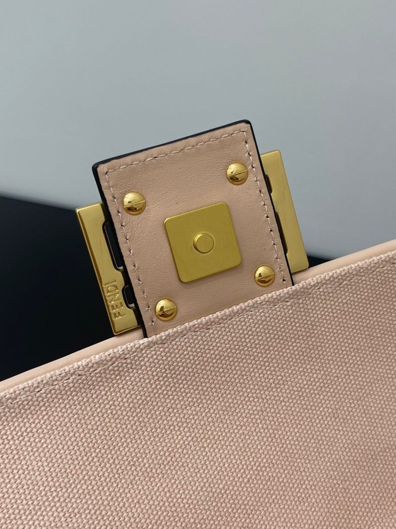 FendiI 26 BAGUETTE LIGHT PINK NAPPA LEATHER BAG WITH GOLD HARDWARE