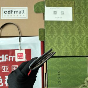 20230503_i1683103969_7149_2_jpg CARD HOLDER 12 IN MOSS GREEN EMBOSSED CALFSKIN