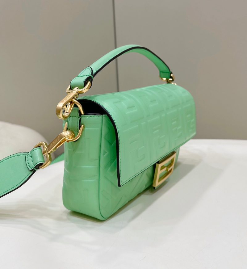 20230508_i1683530198_4387_2_jpg Baguette 27cm Green Lambskin Gold Hardware