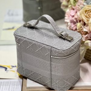 20230508_i1683549128_5529_4_jpg SMALL 25 TRAVEL VANITY CASE WITH SHOULDER STRAP DOVE GRAY