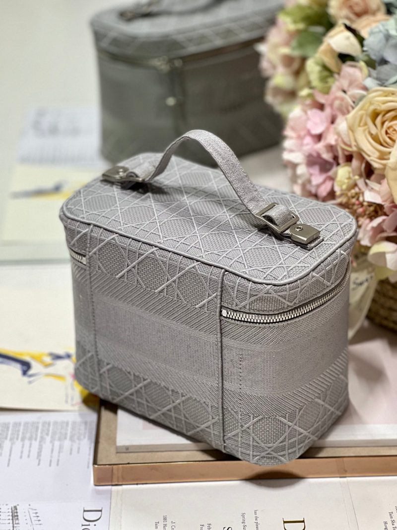 20230508_i1683549128_5529_4_jpg SMALL 25 TRAVEL VANITY CASE WITH SHOULDER STRAP DOVE GRAY
