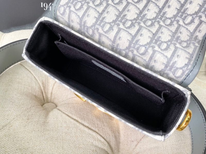 20230511_i1683772942_6128_8_jpg MONTAIGNE 19 HANDBAG IN GREY CALFSKIN