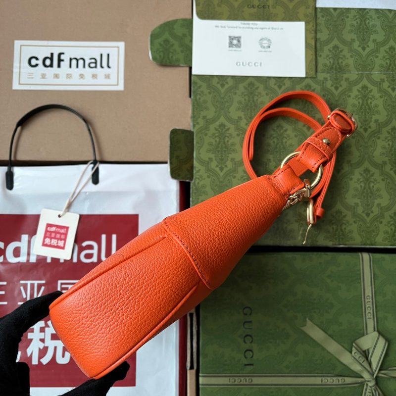 20230516_i1684214536_6767_2_jpg SHOULDER BAG 25 IN ORANGE CALFSKIN GOLD HARDWARE