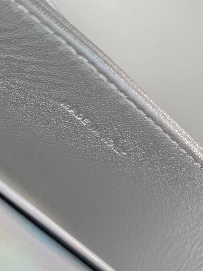 20230522_i1684737447_4379_8_jpg LADY 21 CHAIN BAG IN SILVER LAMBSKIN