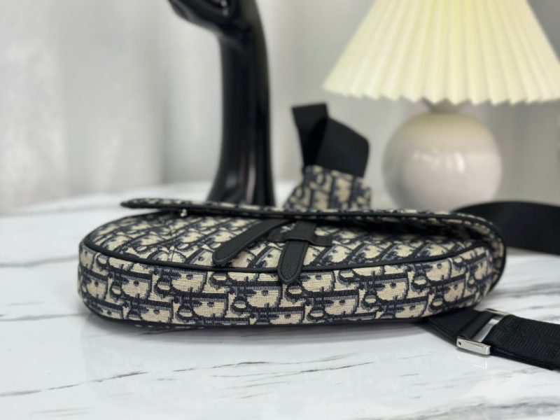 20230603_i1685762518_272_7_jpg SADDLE 28 BAG IN BEIGE AND BLACK OBLIQUE JACQUARD