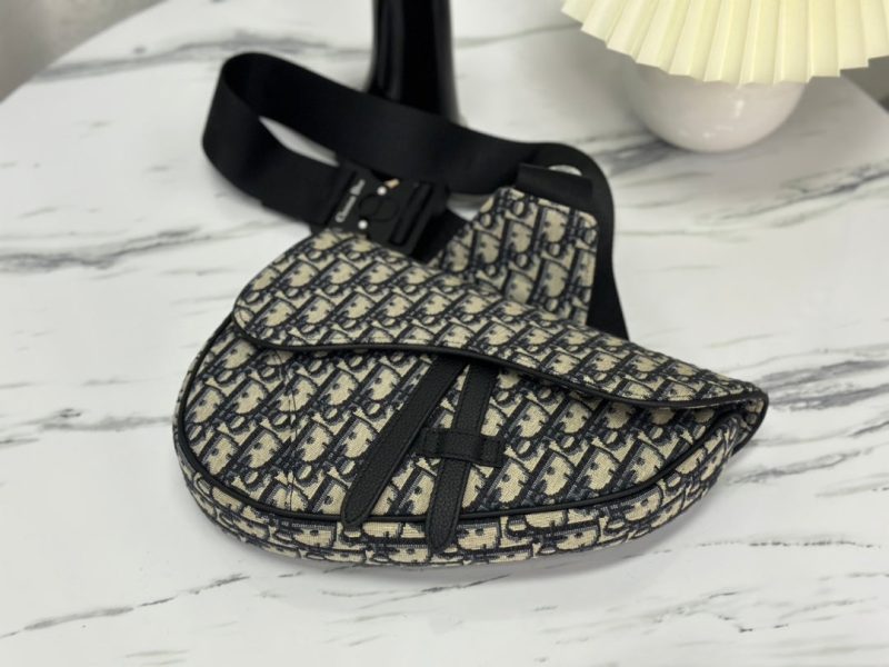 20230603_i1685762518_3301_2_jpg SADDLE 28 BAG IN BEIGE AND BLACK OBLIQUE JACQUARD