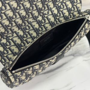 20230603_i1685762518_4817_8_jpg SADDLE 28 BAG IN BEIGE AND BLACK OBLIQUE JACQUARD