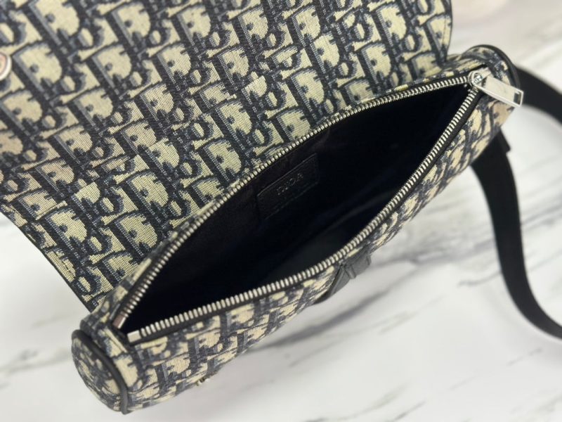 20230603_i1685762518_4817_8_jpg SADDLE 28 BAG IN BEIGE AND BLACK OBLIQUE JACQUARD