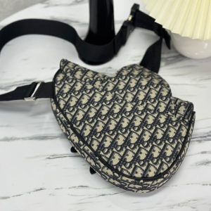 20230603_i1685762518_5148_5_jpg SADDLE 28 BAG IN BEIGE AND BLACK OBLIQUE JACQUARD