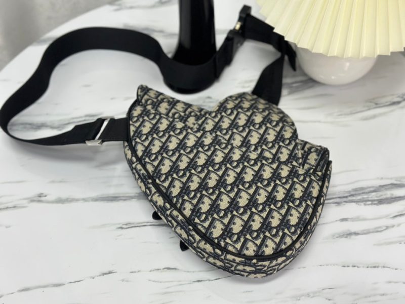 20230603_i1685762518_5148_5_jpg SADDLE 28 BAG IN BEIGE AND BLACK OBLIQUE JACQUARD