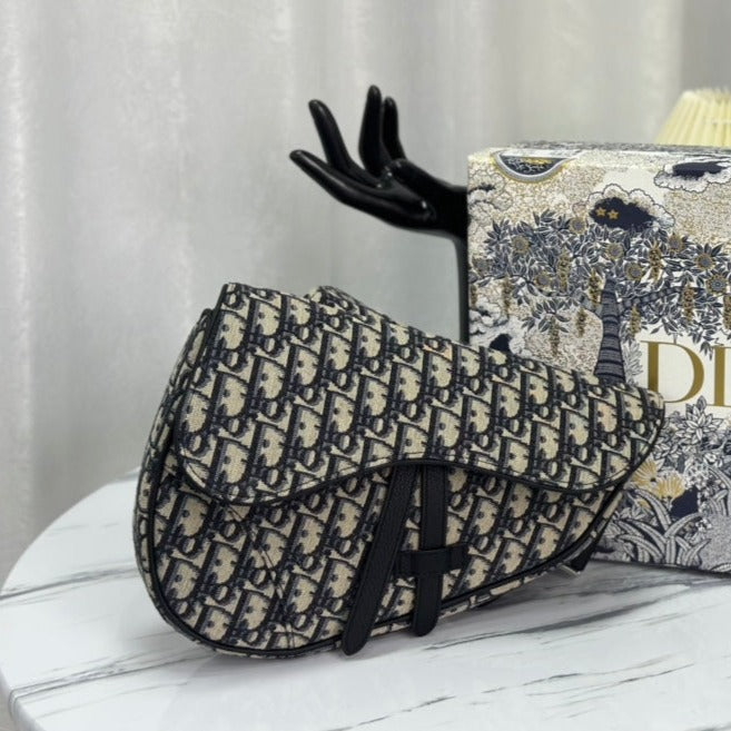 20230603_i1685762518_6485_0_jpg SADDLE 28 BAG IN BEIGE AND BLACK OBLIQUE JACQUARD