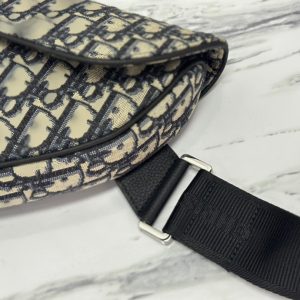 20230603_i1685762518_6550_4_jpg SADDLE 28 BAG IN BEIGE AND BLACK OBLIQUE JACQUARD