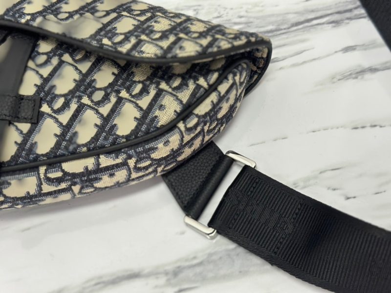 20230603_i1685762518_6550_4_jpg SADDLE 28 BAG IN BEIGE AND BLACK OBLIQUE JACQUARD