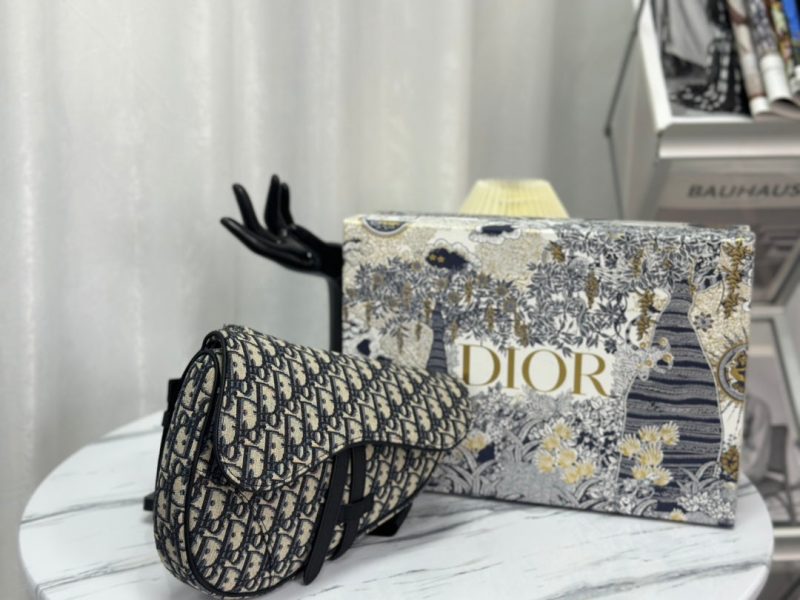 20230603_i1685762518_8955_1_jpg SADDLE 28 BAG IN BEIGE AND BLACK OBLIQUE JACQUARD