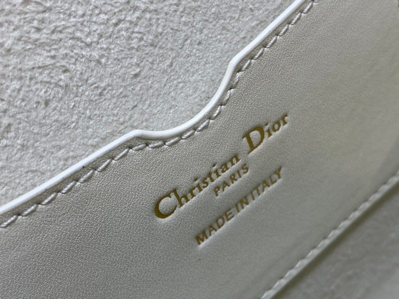 20230625_i1687704700_2535_8_jpg MEDIUM CD BOBBY 22CM WHITE CALFSKIN GOLD HARDWARE