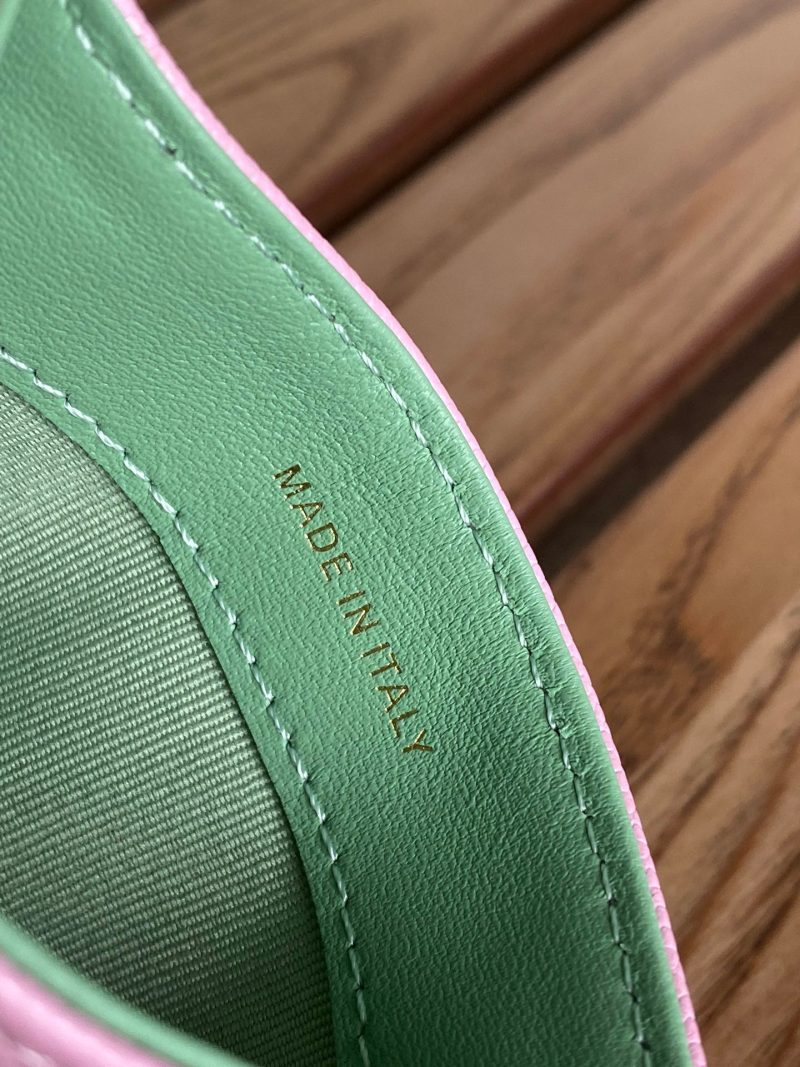 20230717_i1689563926_4894_8_jpg_bd4c7f35-ed94-4ced-a0a6-d956c2b13b85 cc card holder 10cm pink caviar