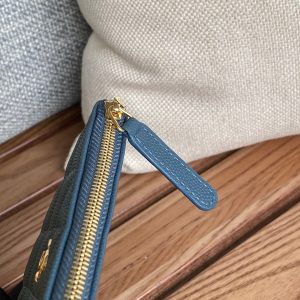 20230722_i1690016476_5968_6_jpg_87b697e2-e042-44b7-b54e-6f9891502f35 cc zipped wallet 15 dark cloud blue caviar gold hardware