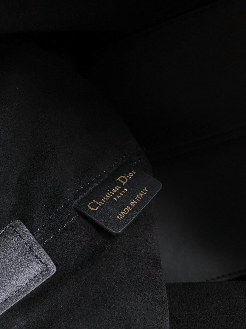 20230815_i1692080425_4207_6_jpg cd medium toujours 28 black calfskin