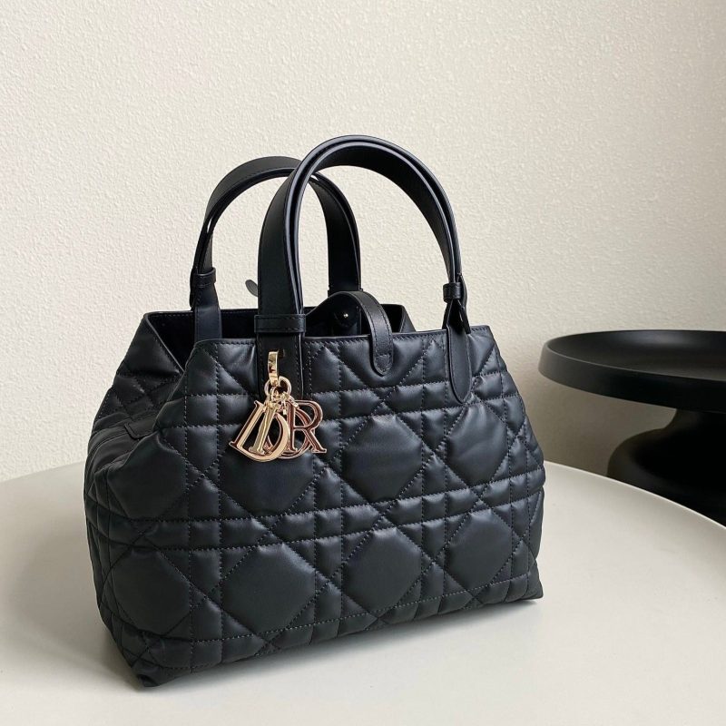 20230815_i1692080425_7477_0_jpg cd medium toujours 28 black calfskin