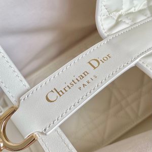 20230815_i1692093536_299_4_jpg cd medium toujours 28 white calfskin