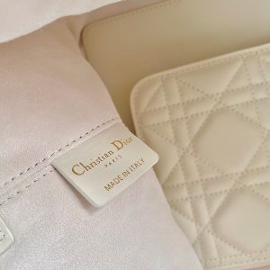 20230815_i1692093536_3239_7_jpg cd medium toujours 28 white calfskin