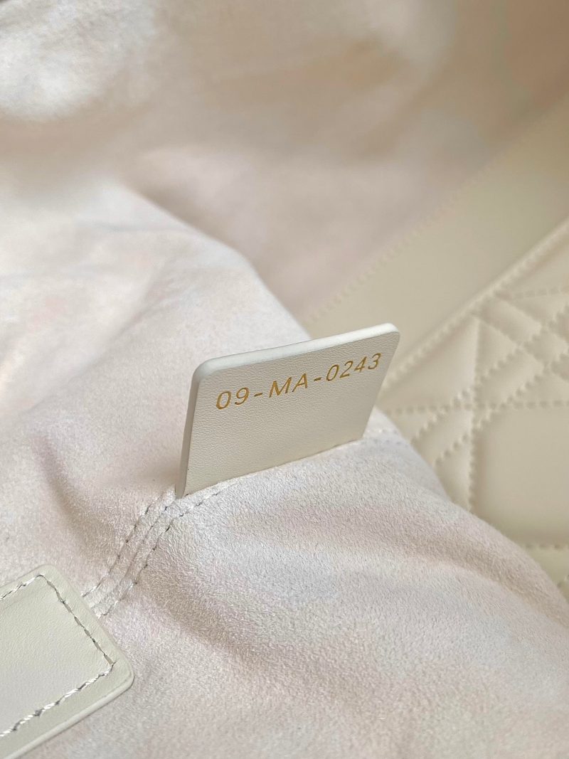 20230815_i1692093536_4639_8_jpg cd medium toujours 28 white calfskin