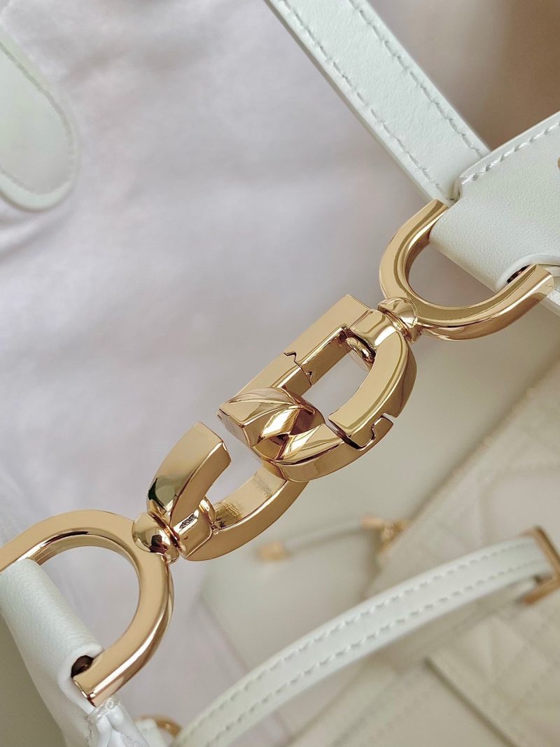 20230815_i1692093536_854_5_jpg cd medium toujours 28 white calfskin