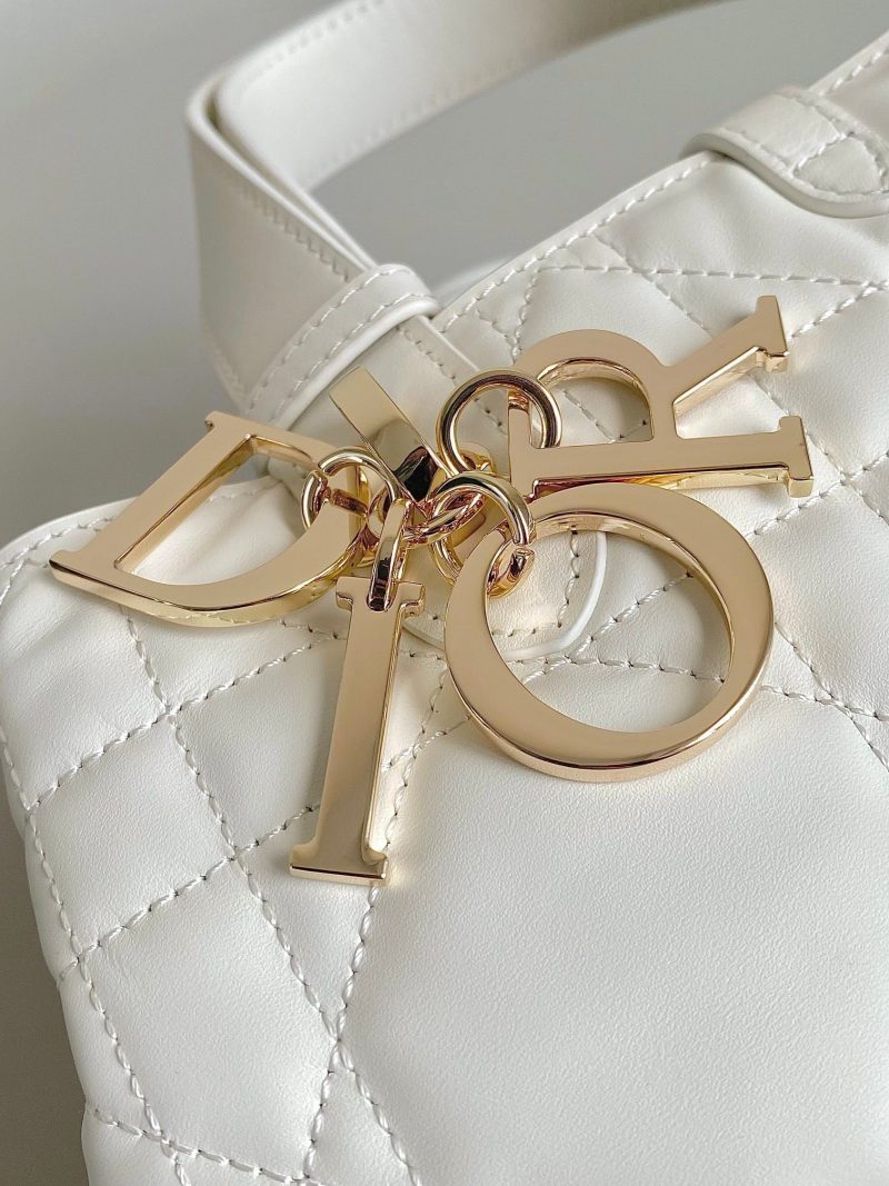 20230815_i1692093536_9124_3_jpg cd medium toujours 28 white calfskin