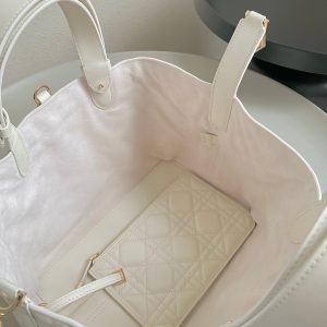 20230815_i1692093536_9164_6_jpg cd medium toujours 28 white calfskin