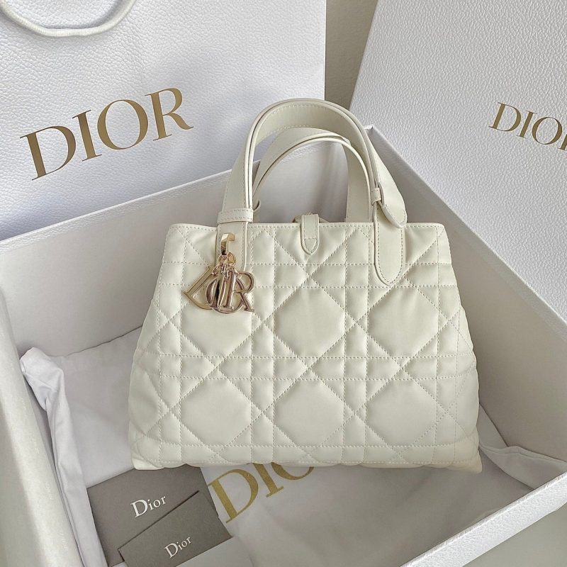 20230815_i1692093741_7232_0_jpg cd medium toujours 28 white calfskin