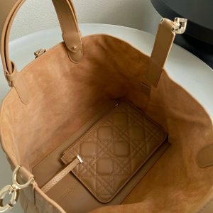 20230815_i1692097743_2987_6_jpg cd medium toujours 28 beige calfskin