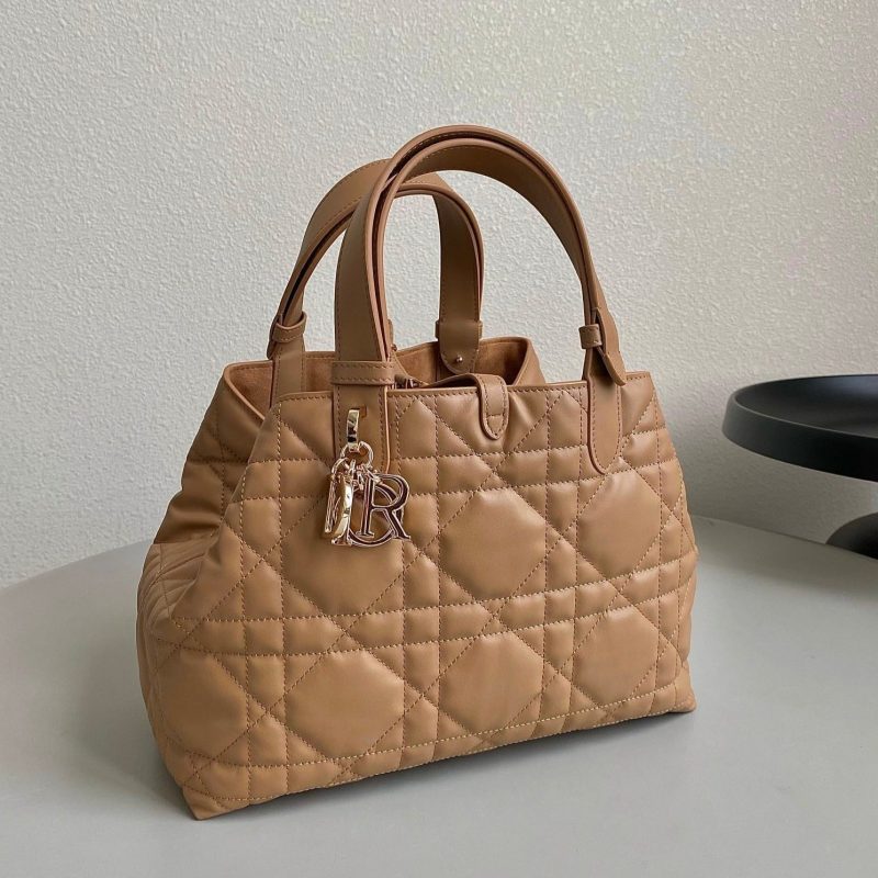 20230815_i1692097743_7425_0_jpg cd medium toujours 28 beige calfskin