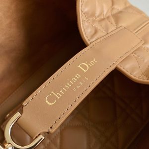 20230815_i1692097743_7907_4_jpg cd medium toujours 28 beige calfskin