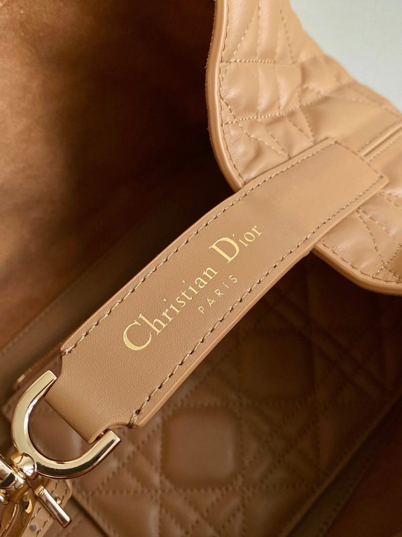 20230815_i1692097743_7907_4_jpg cd medium toujours 28 beige calfskin