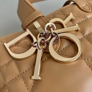 20230815_i1692097743_7918_7_jpg cd medium toujours 28 beige calfskin