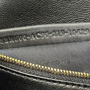 20231130_i1701334695_9858_7_jpg BAGUETTE 27 IN BLACK CROCODILE PATTERN GLOSSY CALFSKIN GOLD HARDWARE