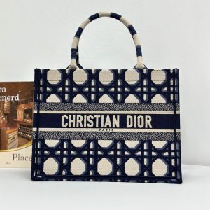 20240228_i1709090256_3418_0_jpg MEDIUM BOOK TOTE 37 BEIGE AND BLUE MACROCANNAGE EMBROIDERY