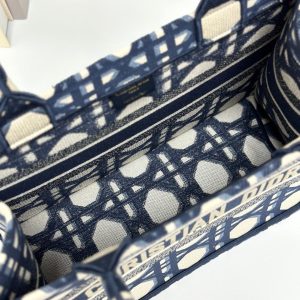 20240228_i1709090256_4782_7_jpg MEDIUM BOOK TOTE 37 BEIGE AND BLUE MACROCANNAGE EMBROIDERY