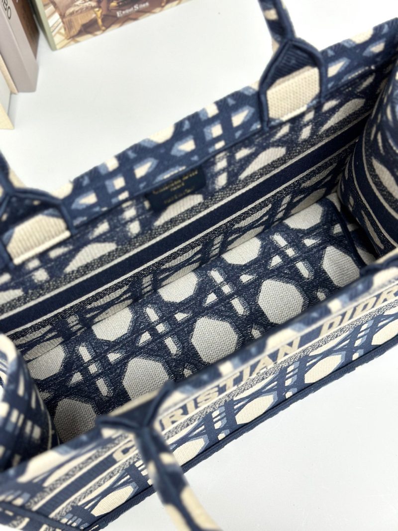 20240228_i1709090256_4782_7_jpg MEDIUM BOOK TOTE 37 BEIGE AND BLUE MACROCANNAGE EMBROIDERY