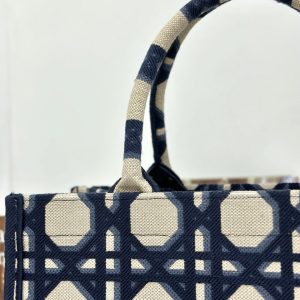 20240228_i1709090256_478_4_jpg MEDIUM BOOK TOTE 37 BEIGE AND BLUE MACROCANNAGE EMBROIDERY