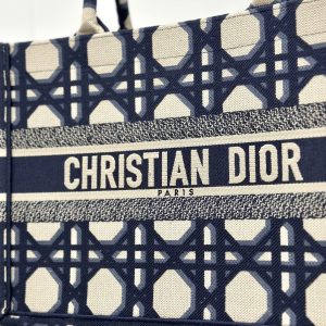 20240228_i1709090256_7596_3_jpg MEDIUM BOOK TOTE 37 BEIGE AND BLUE MACROCANNAGE EMBROIDERY