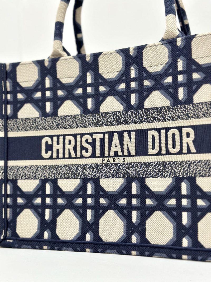 20240228_i1709090256_7596_3_jpg MEDIUM BOOK TOTE 37 BEIGE AND BLUE MACROCANNAGE EMBROIDERY