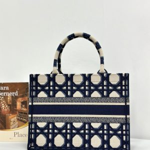 20240228_i1709090256_8240_2_jpg MEDIUM BOOK TOTE 37 BEIGE AND BLUE MACROCANNAGE EMBROIDERY