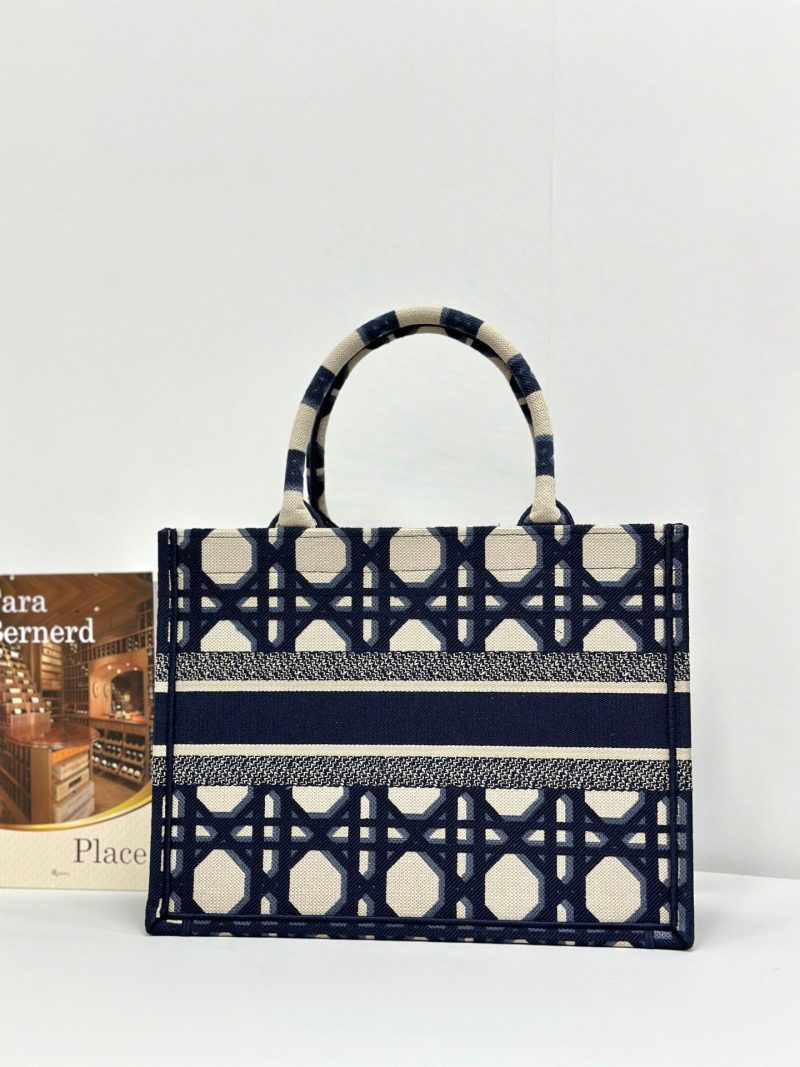 20240228_i1709090256_8240_2_jpg MEDIUM BOOK TOTE 37 BEIGE AND BLUE MACROCANNAGE EMBROIDERY