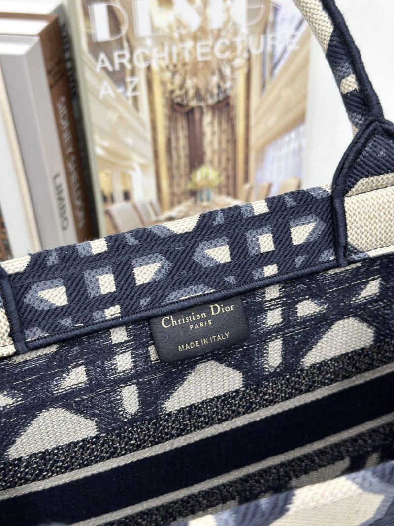 20240228_i1709090256_8512_8_jpg MEDIUM BOOK TOTE 37 BEIGE AND BLUE MACROCANNAGE EMBROIDERY